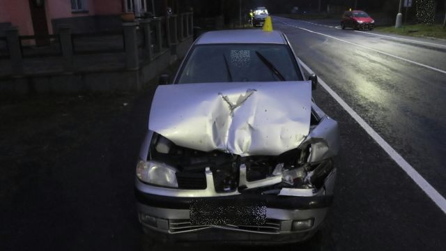 Osmnáctiletý řidič havaroval na Sokolovsku. Byl namol opilý